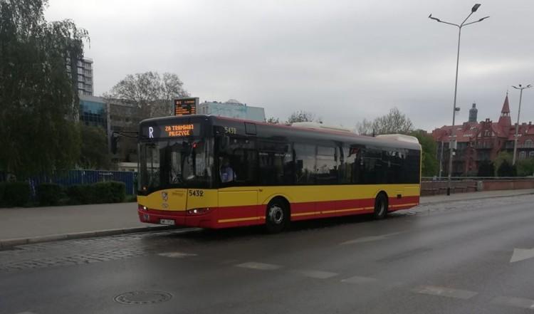 Samochód na poboczu, zablokowane torowisko. Niebezpieczna sytuacja przy Legnickiej