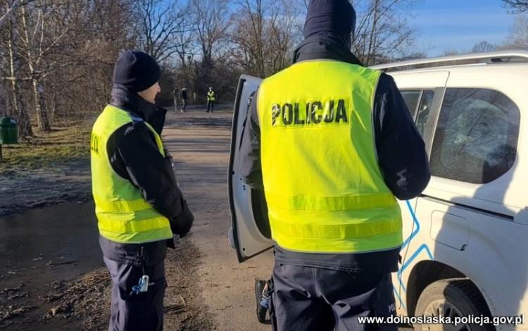 Wrocław: Policyjny dron nad Leśnicą. A w krzakach patrol i mandaty po 2000 zł