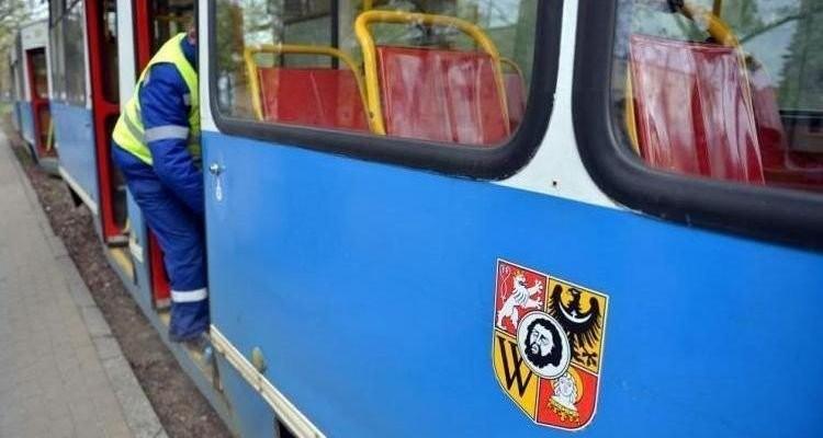 Zderzenie samochodu z tramwajem we Wrocławiu. Kierowca uciekł z miejsca zdarzenia