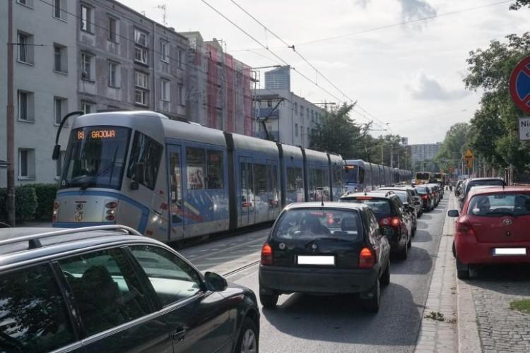 Awaria tramwaju na Glinianej. Połamał się pantograf
