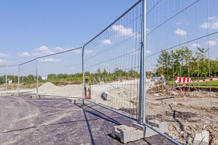 W jaki sposób zabezpieczyć plac budowy?
