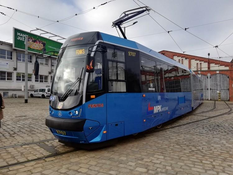 Nowy kolor wrocławskich tramwajów. Pierwszy pomalowany wóz to „Fenix” z pożaru na Biskupinie [ZDJĘCIA]