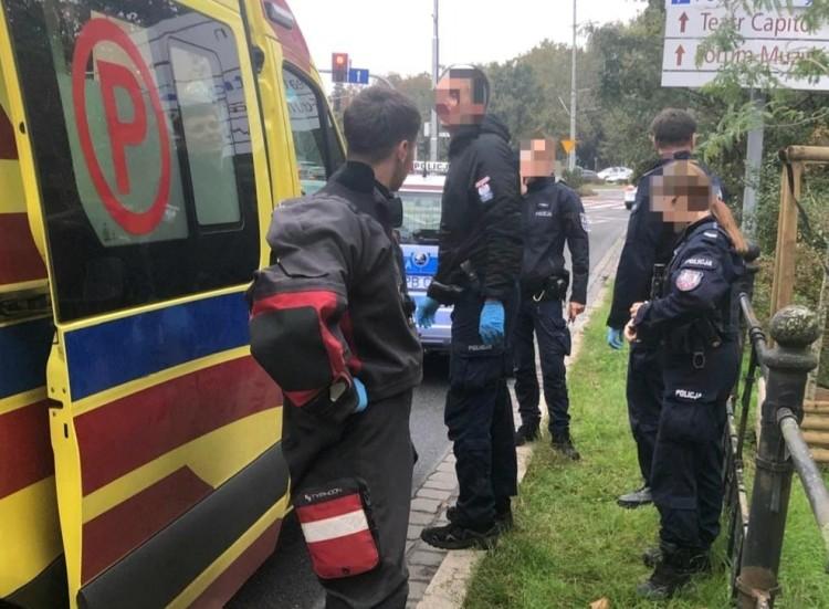 Wrocław: Urządził sobie kąpiel w fosie w centrum miasta. Uparł się, że nie wyjdzie!