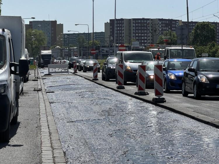 Żmigrodzka w remoncie. Korek ciągnie się aż do Odry