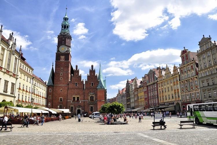 Awantura na Rynku. Restaurator oskarża: straż miejska powinna walczyć z żebrakami i striptizem, a nęka moich pracowników!