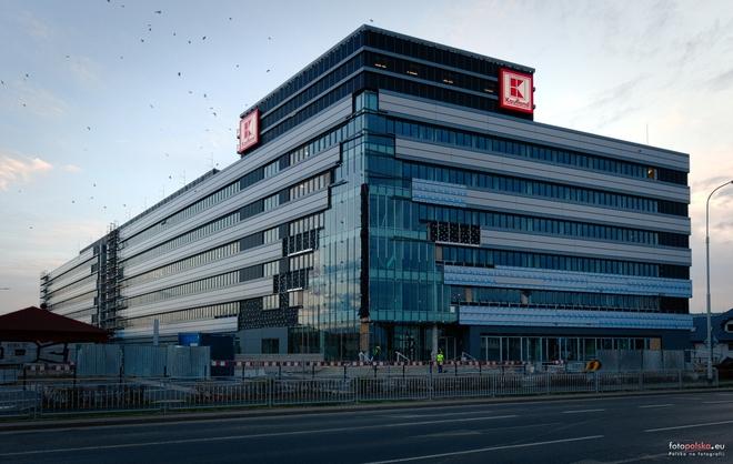 Nowy biurowiec na Tarnogaju gotowy. Wprowadzają się do niego pracownicy sieci marketów