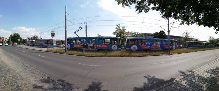 Zderzenie tramwaju z samochodem na Hallera
