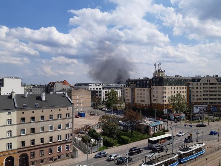 Pożar w rejonie Dworca Głównego. Dym widoczny z daleka [ZDJĘCIA]