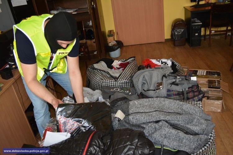 Zatrzymano wrocławiankę handlującą podrobionymi perfumami i ubraniami