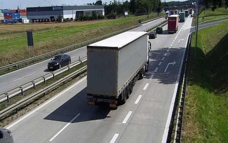 Wrocław: Korki na A4 w stronę Wrocławia. Tir uderzył w bariery