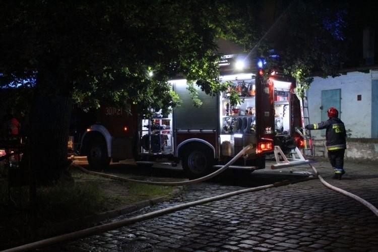 Wrocław: Pożar domu jednorodzinnego na Złotnikach. Spaliły się dach i poddasze