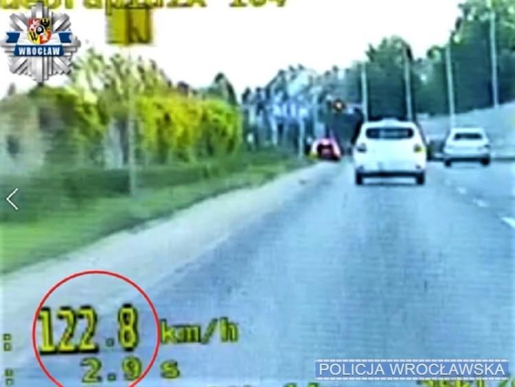 Pędził ponad 120 km/godz. w obszarze zabudowanym i przejechał na czerwonym