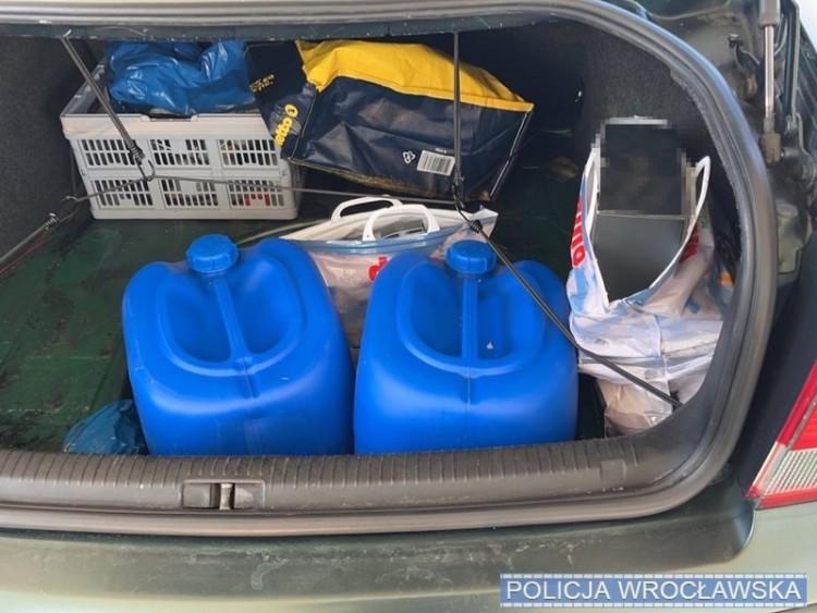 Seryjny złodziej paliwa złapany pod Wrocławiem. W aucie miał kanistry z paliwem i drogie alkohole