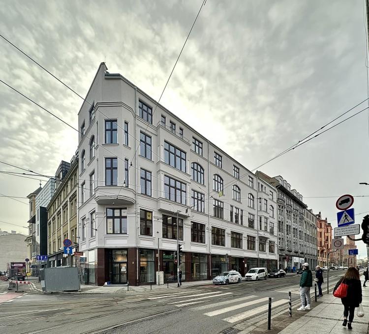 Wrocław: Zabytkowa kamienica w centrum zmieniła kolor po remoncie [ZDJĘCIA]