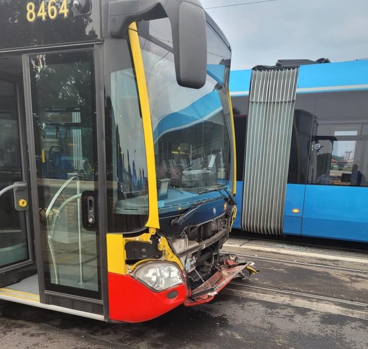 Wypadek tramwaju, autobusu i samochodu. Most Osobowicki był nieprzejezdny