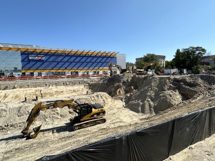 Wrocław: Dawniej parking Domaru, a teraz blok. Trwa budowa