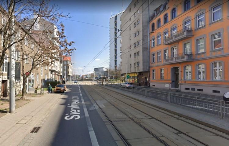 Wrocław: Duża plama oleju koło mostu Szczytnickiego. Utrudnienia w ruchu