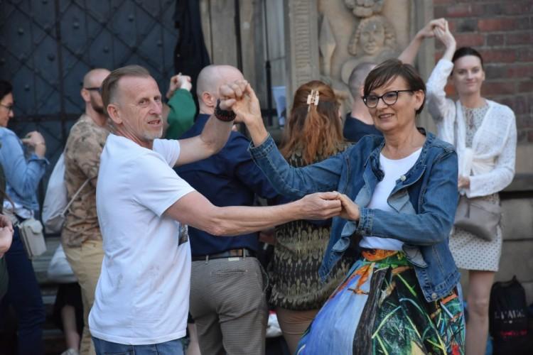 Wrocławski Rynek, niedzielny wieczór. Ludzie raptem ruszyli do tańca!