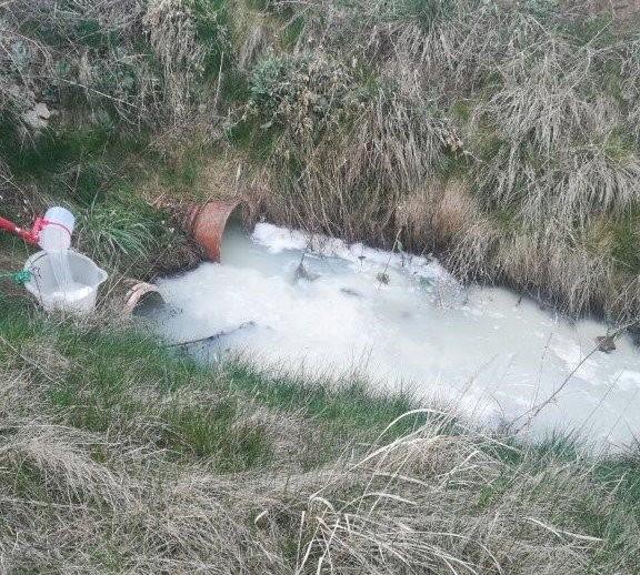 Dziwna piana popłynęła do rowu. WIOŚ wyjaśnia sprawę
