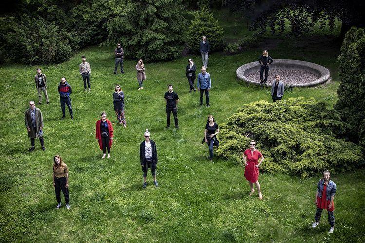 Pantomima w ogrodzie. „Wykonawca musi improwizować, inaczej przegra z naturą” [WYWIAD]