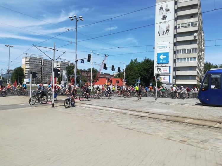 Kilka tysięcy rowerzystów w peletonie. Ogromne korki