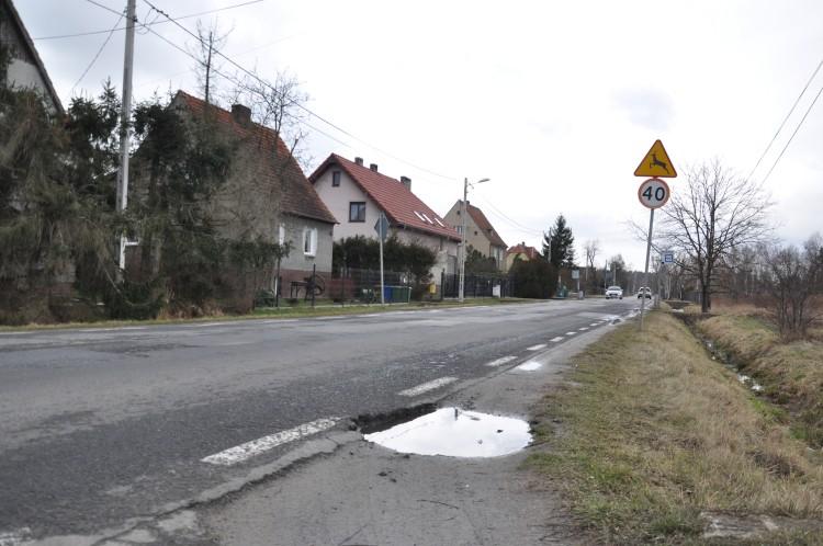 Wrocław: mieszkańcy czekają na zaplanowany remont ulicy już prawie 6 lat [ZDJĘCIA]