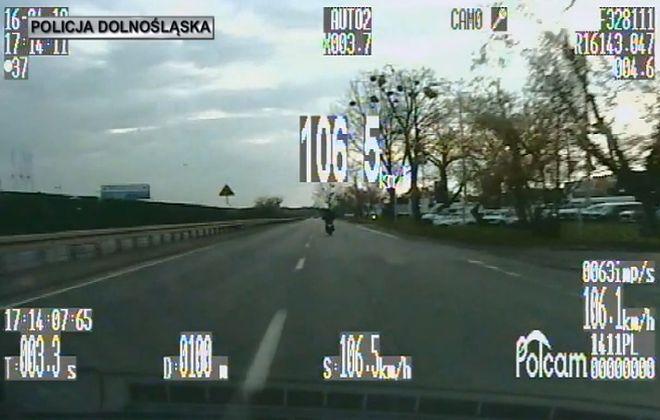 Gnał na skuterze, ile fabryka dała. Nagrali go policjanci z wrocławskiej drogówki