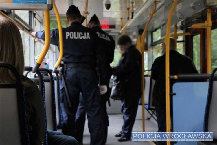 Koniec żartów! Policja kontroluje, czy nosimy maseczki w tramwajach