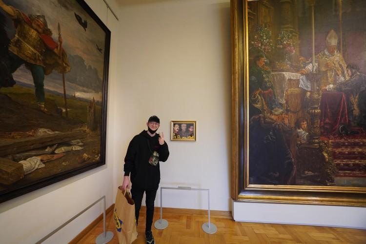 Youtuberzy zrobili kawał w Muzeum Narodowym. Powiesili własny obraz [ZDJĘCIA, WIDEO]