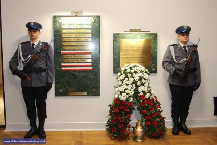 Kolejni funkcjonariusze na wrocławskiej tablicy policjantów poległych na służbie [ZDJĘCIA]