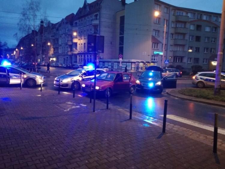Brawurowa jazda 17-latka bez prawa jazdy zakończona na przyulicznym słupku [ZDJĘCIA]