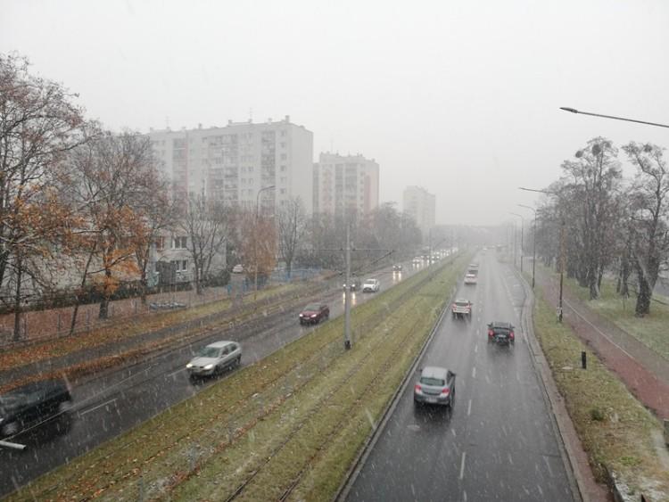 Na wrocławskich ulicach robi się ślisko. Gdzie są pługi? [MAPA, WIDEO]