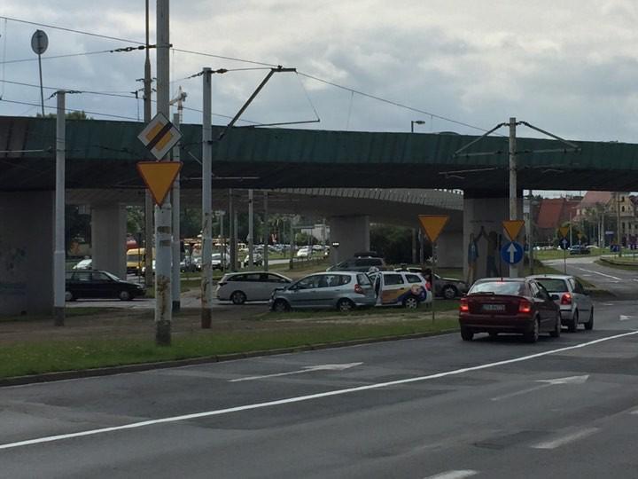 Plac Społeczny: taksówka zderzyła się z hondą