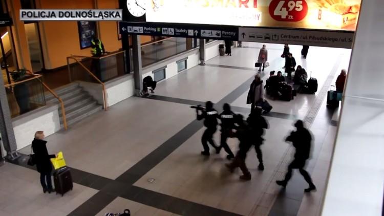 Antyterroryści weszli do NFM, Hali Stulecia i na dworzec (NAGRANIE WIDEO)