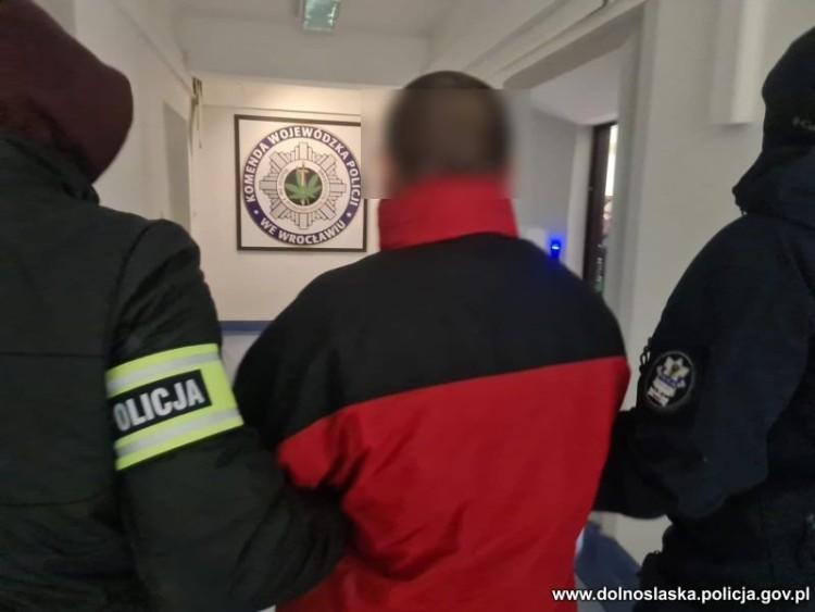 Wrocław: Kradli samochody i towar z ciężarówek. Członkowie gangu usłyszeli zarzuty