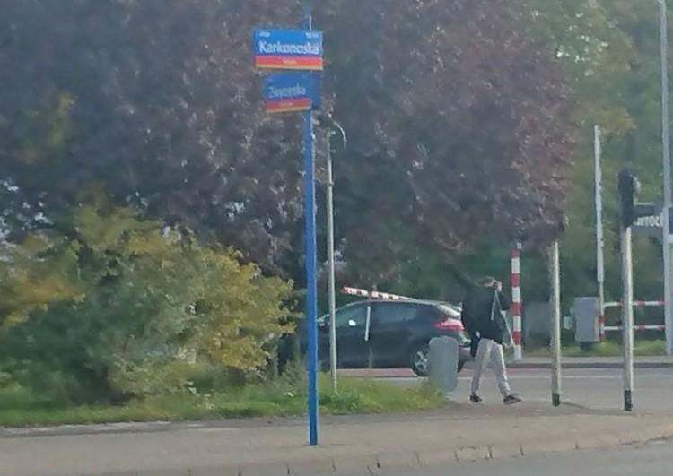 Wrocław: Kierowca uszkodził szlaban na Zwycięskiej. Gigantyczne korki!