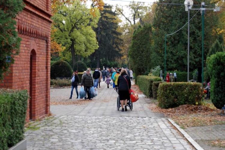 Na Cmentarz Grabiszyński będzie można wejść dodatkową, trzecią bramą