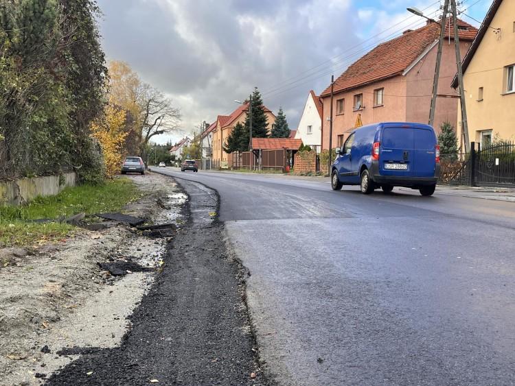 Budowa sieci kanalizacji i remonty dróg na Jerzmanowie. Mieszkańcy się doczekali!