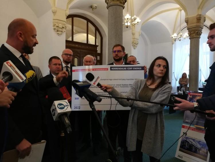 Jacek Sutryk ogłasza oszczędności. 