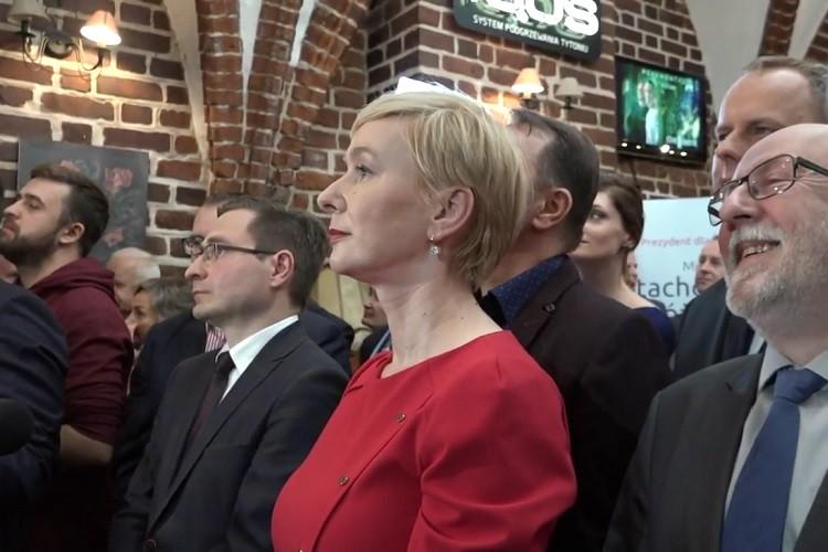 Radość w sztabie PiS-u po ogłoszeniu sondażowych wyników wyborów [WIDEO]
