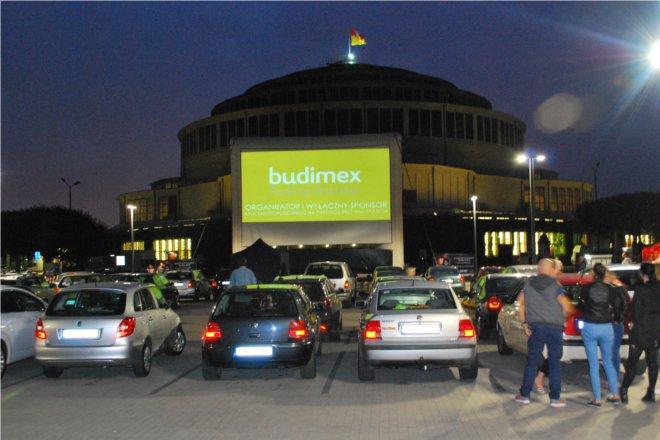 Przyjedź swoją bryką do kina samochodowego przy Hali Stulecia. Będą filmy, jedzenie i upominki