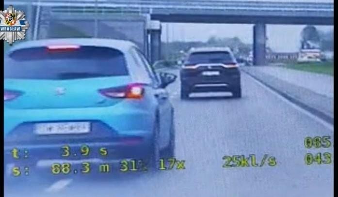 Wrocław: Niebezpieczny manewr kierowcy seata. Wyprzedził nieoznakowany radiowóz [WIDEO]