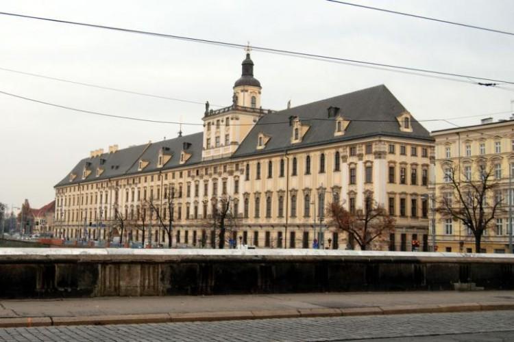 Flaga LGBT+ na gmachu Uniwersytetu Wrocławskiego? To postulat związku zawodowego