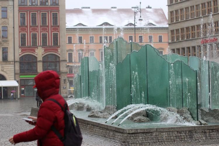Zima zimą, ale we Wrocławiu ruszyły fontanny