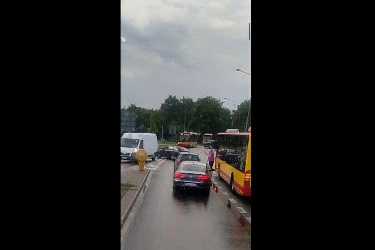 Wrocław: Wypadek na Obornickiej. Autobus MPK zderzył się czołowo z samochodem