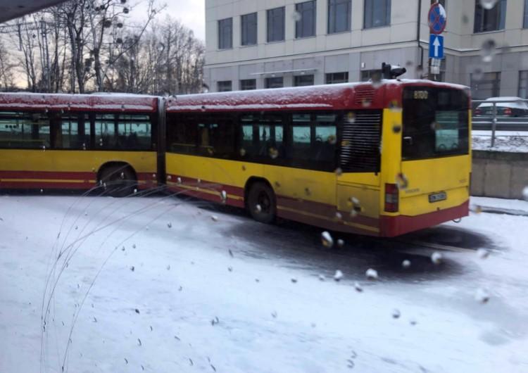 Autobus blokuje przejazd pod wiaduktem na Hallera [ZDJĘCIA]
