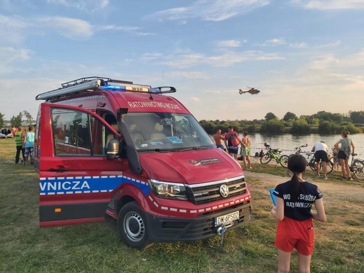 Pod Wrocławiem plażowicze wyłowili z wody nieprzytomnego mężczyznę