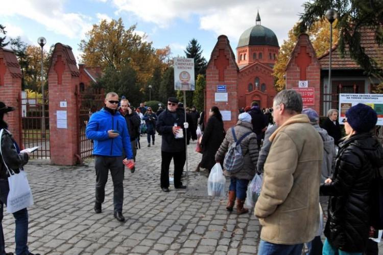 O której godzinie otwierają cmentarze we Wrocławiu?