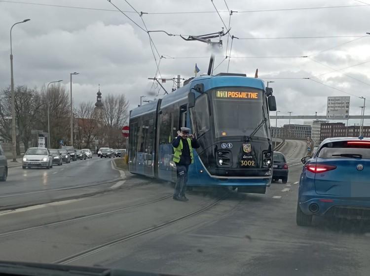 Wrocław: Wykolejenie tramwaju koło Mostu Grunwaldzkiego