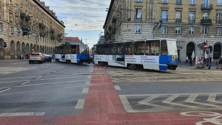 Wykolejenie tramwaju przy Arkadach. Dużo objazdów [ZDJĘCIA]